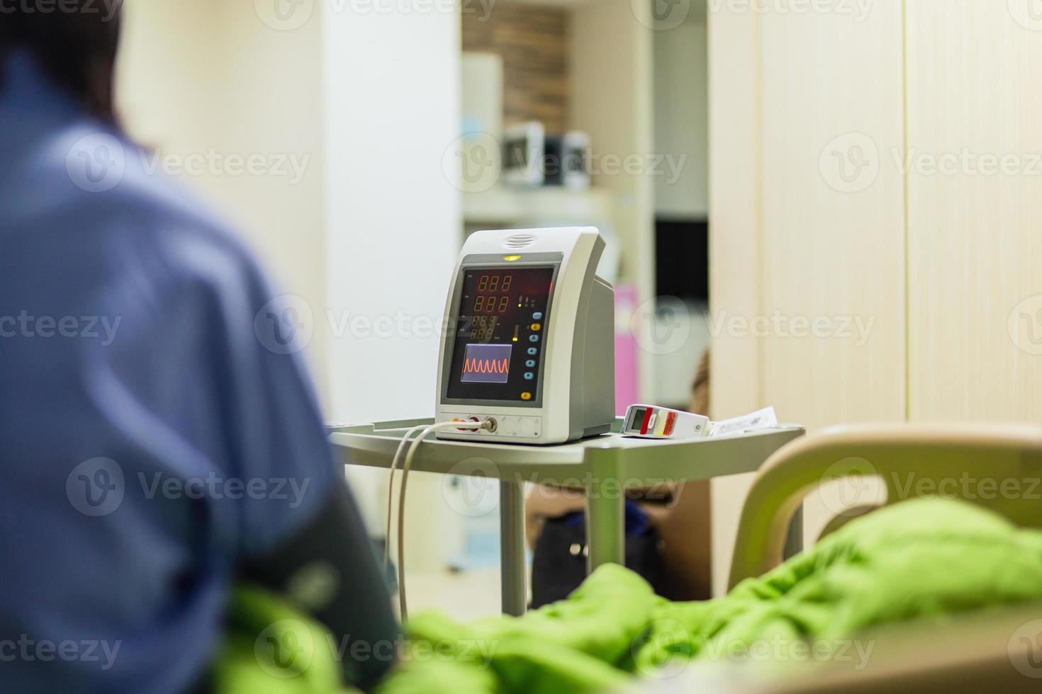 Máquina profesional hospitalaria para medir la presión arterial. foto