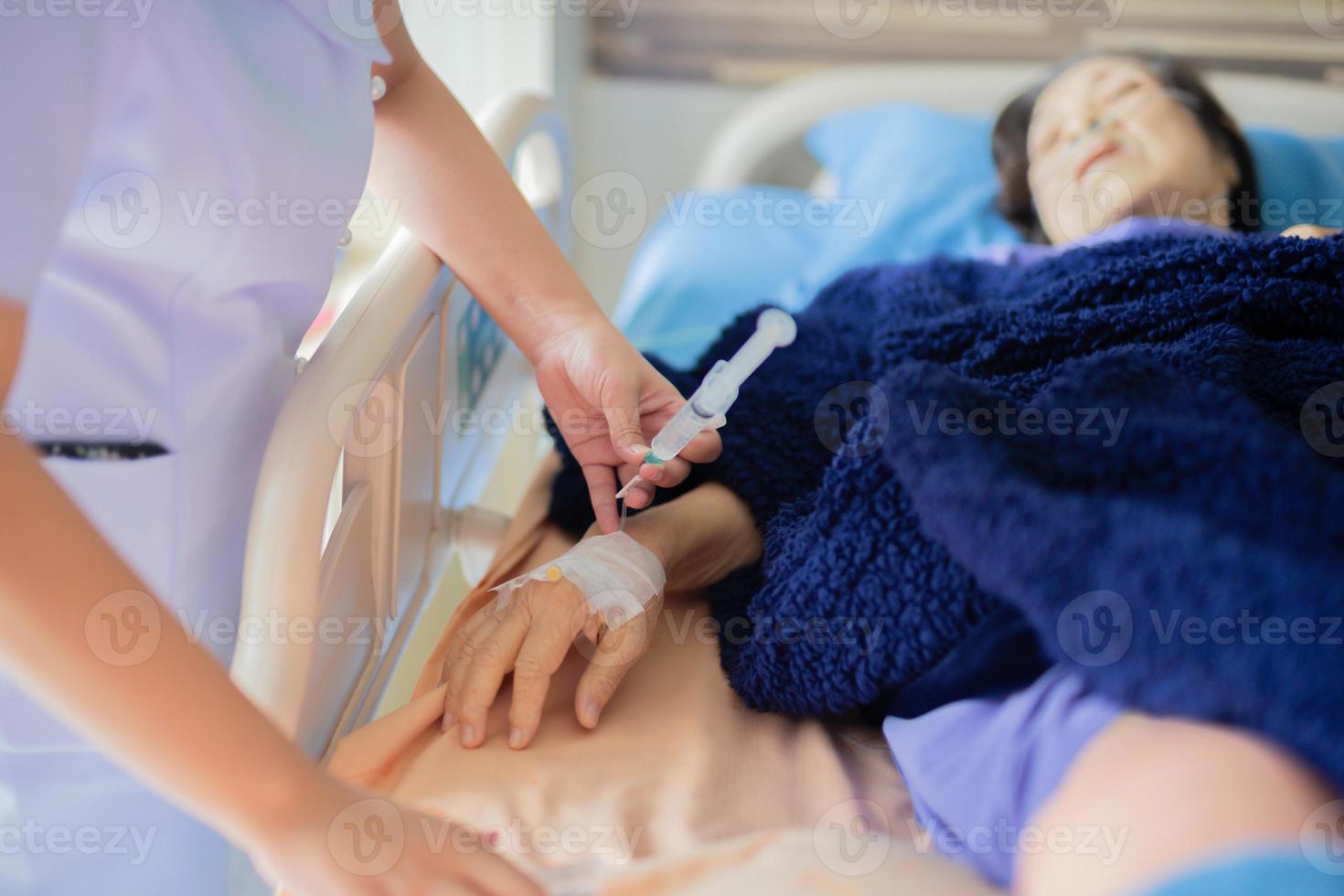 Enfermera dando una inyección a un paciente en el hospital. foto