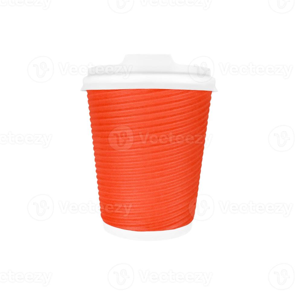 Taza de café de papel rojo para llevar aislado sobre fondo blanco. foto