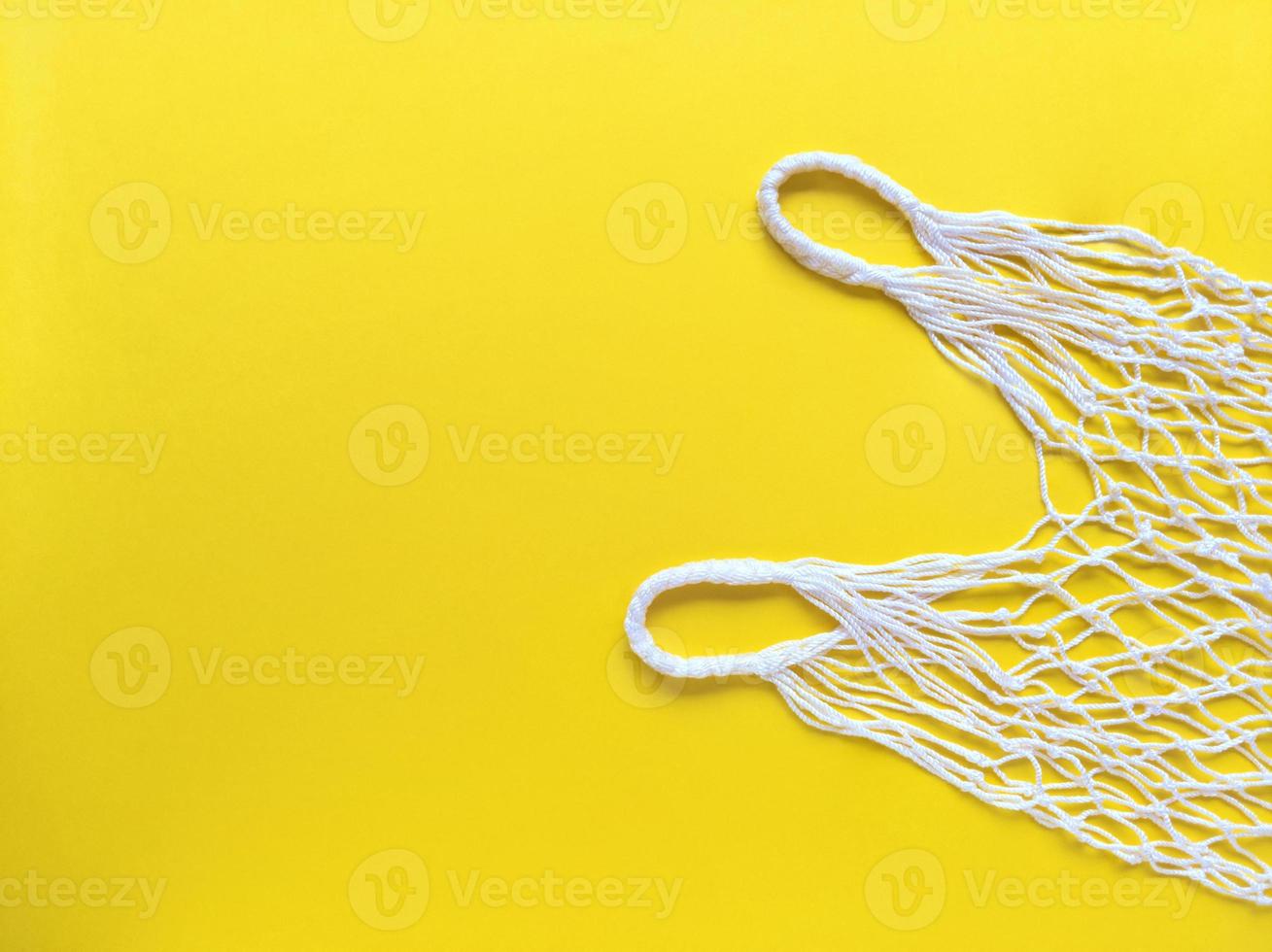 Bolsa ecológica de algodón de cadena blanca sobre fondo amarillo, plano simple, con copia espacio, ecología, concepto de desperdicio cero banco de fotografías foto
