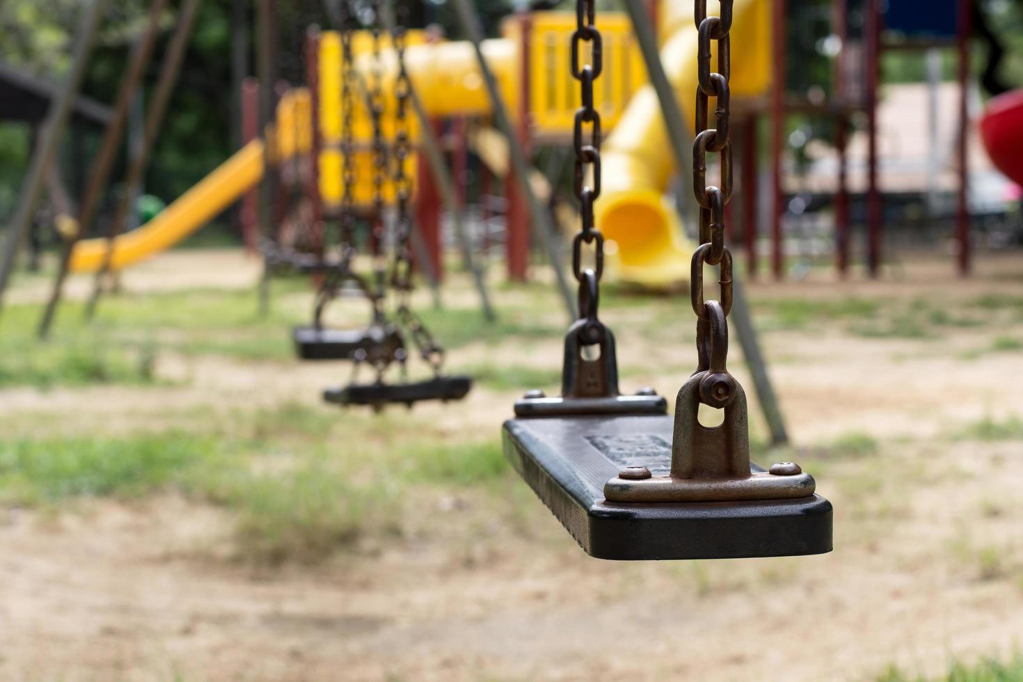 Primer plano de columpios vacíos en el patio de recreo foto