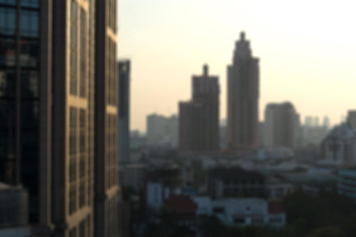 Edificio borroso en la luz del atardecer y el fondo de vista de la ciudad de desenfoque abstracto foto