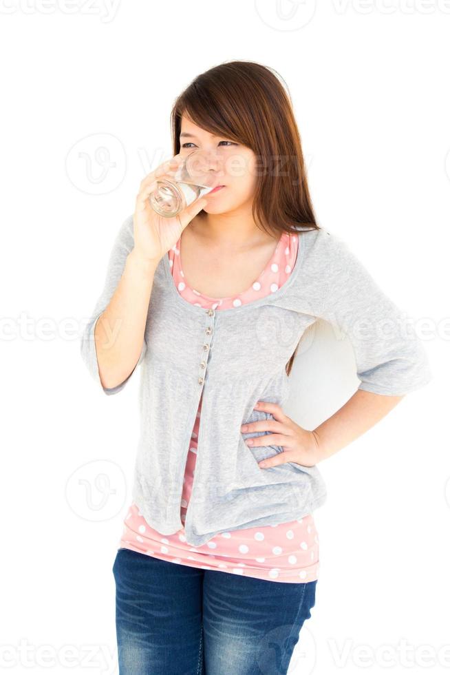 Mujer tailandesa saludable está bebiendo agua sobre fondo blanco. foto