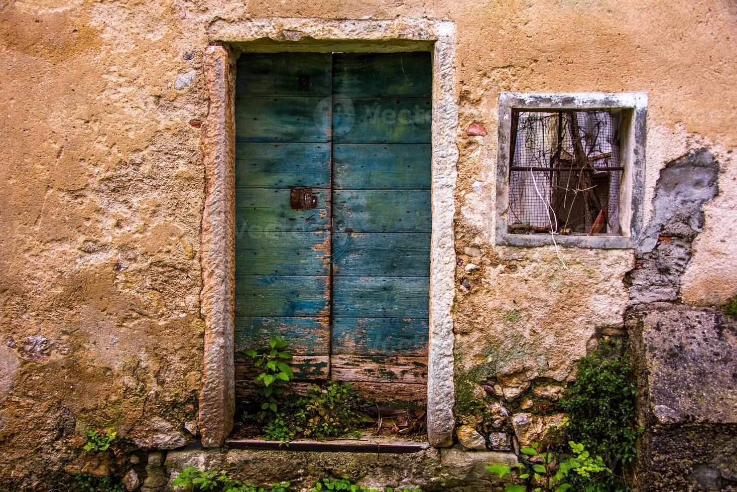 puerta de madera verde cobre foto