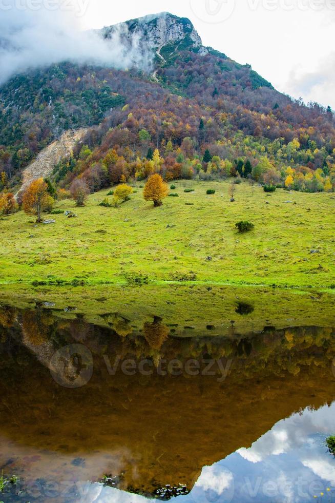 picos alpinos reflejados en otoño foto