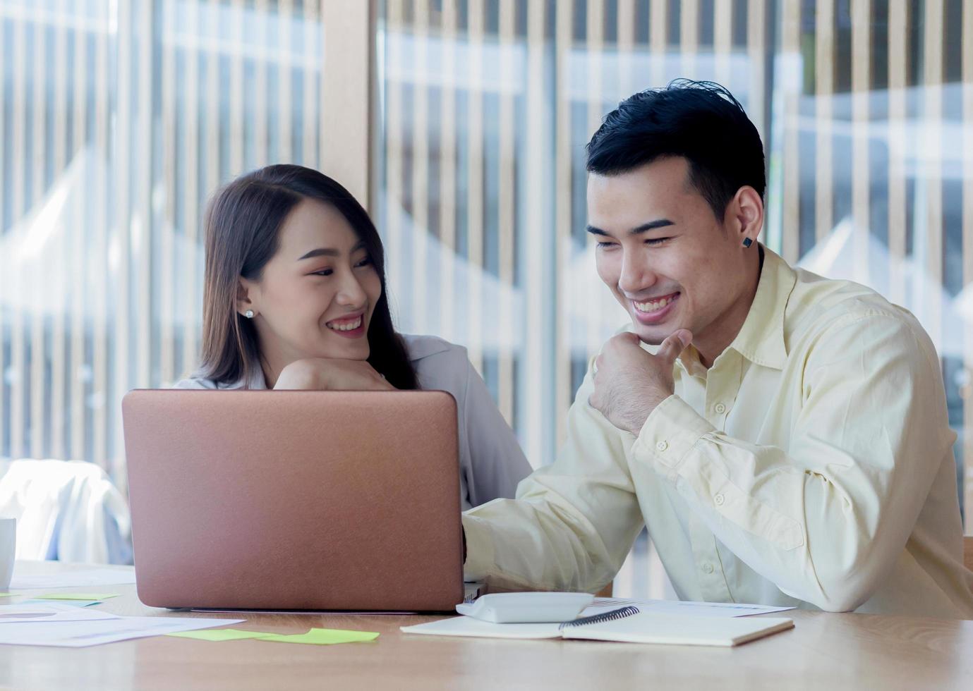 Asian businessmen are teaching jobs for new generations in office Teamwork concept photo