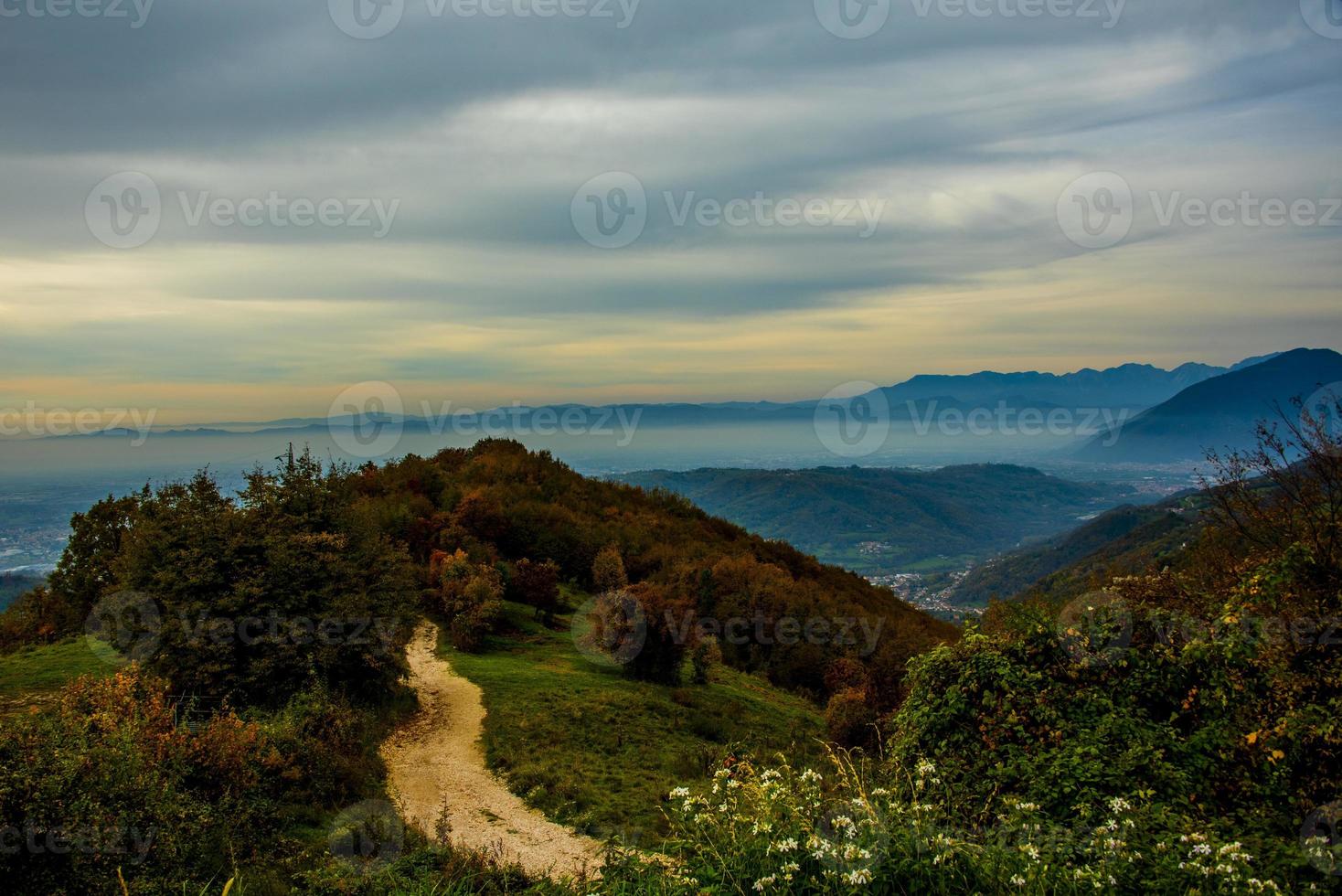 niebla entre colinas en otoño foto