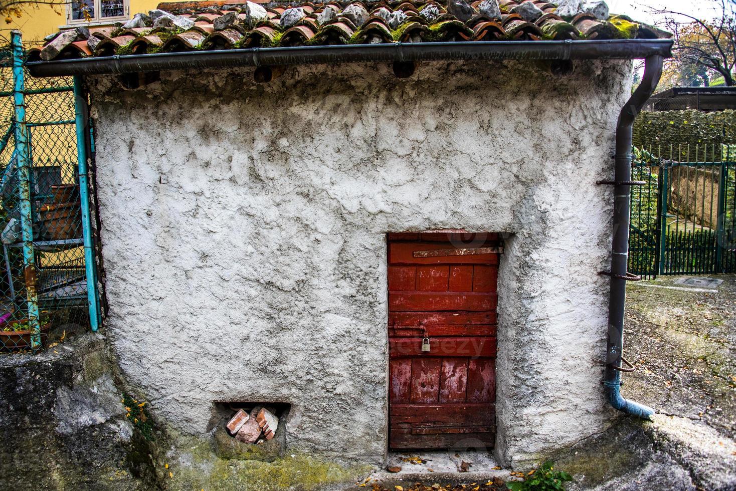 pequeña puerta roja foto