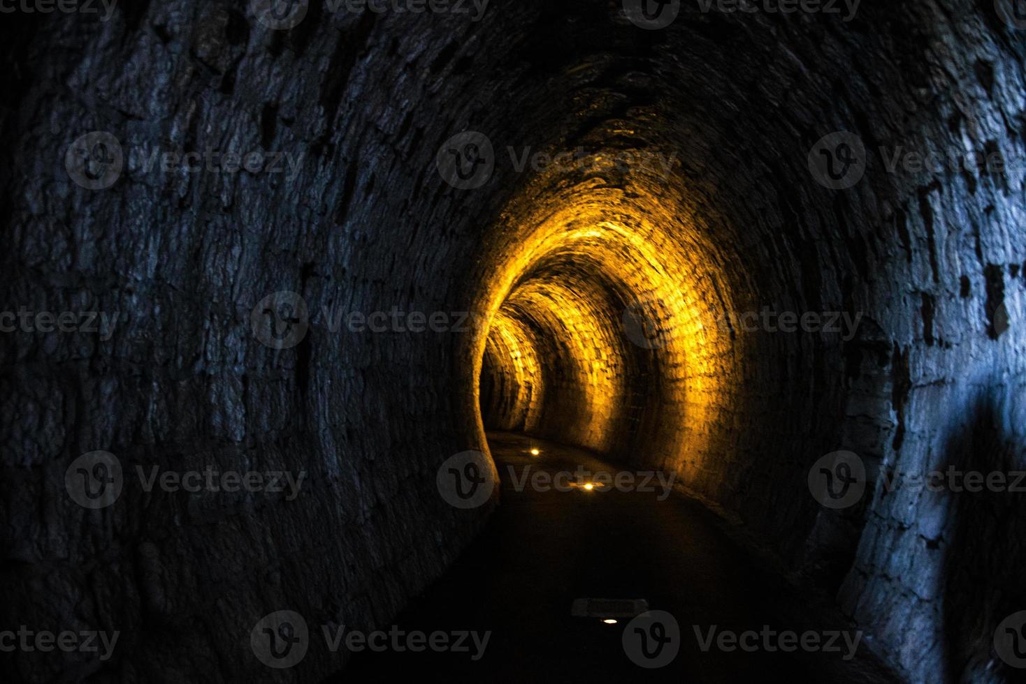 túnel iluminado cero foto