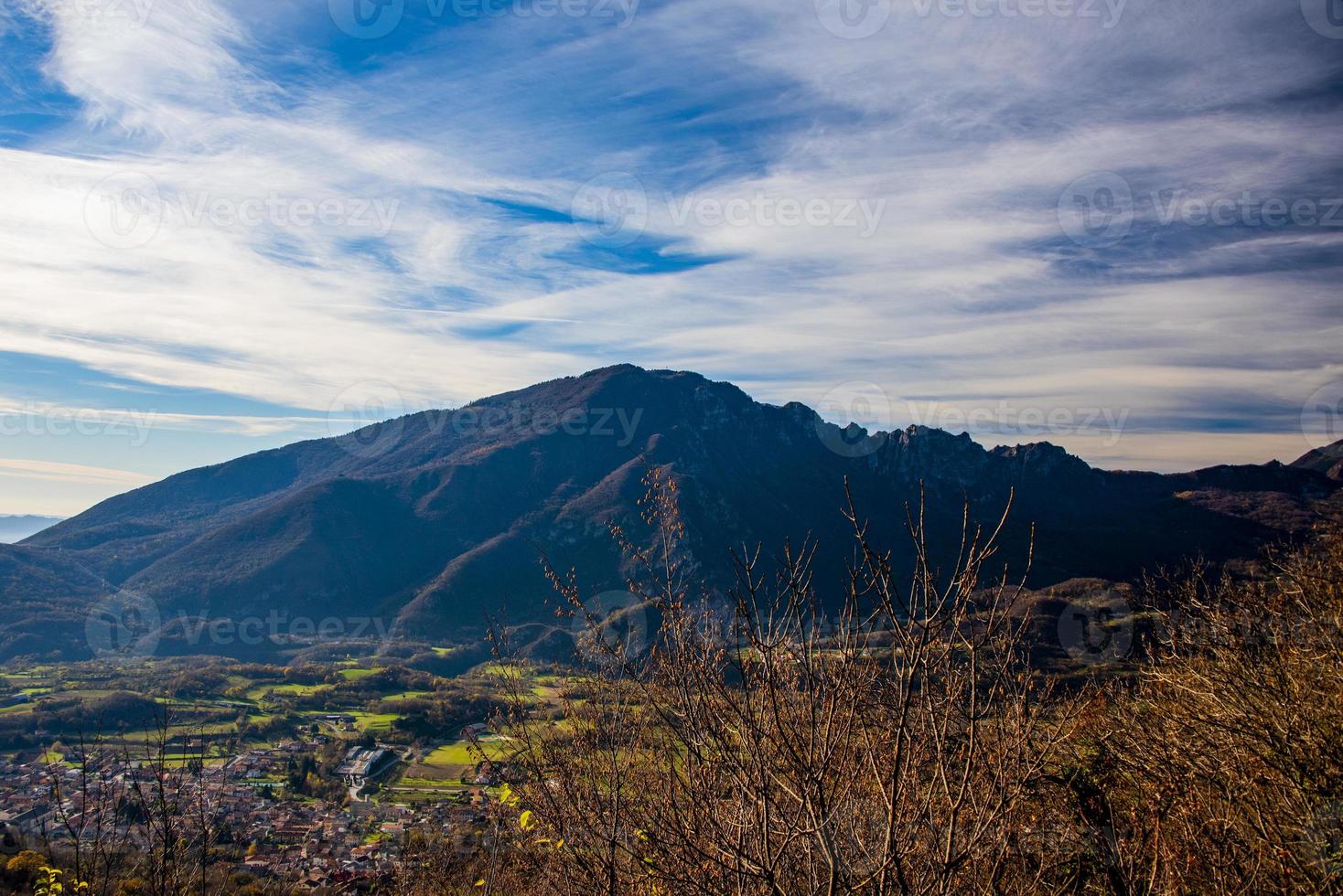 monte summano en otoño foto