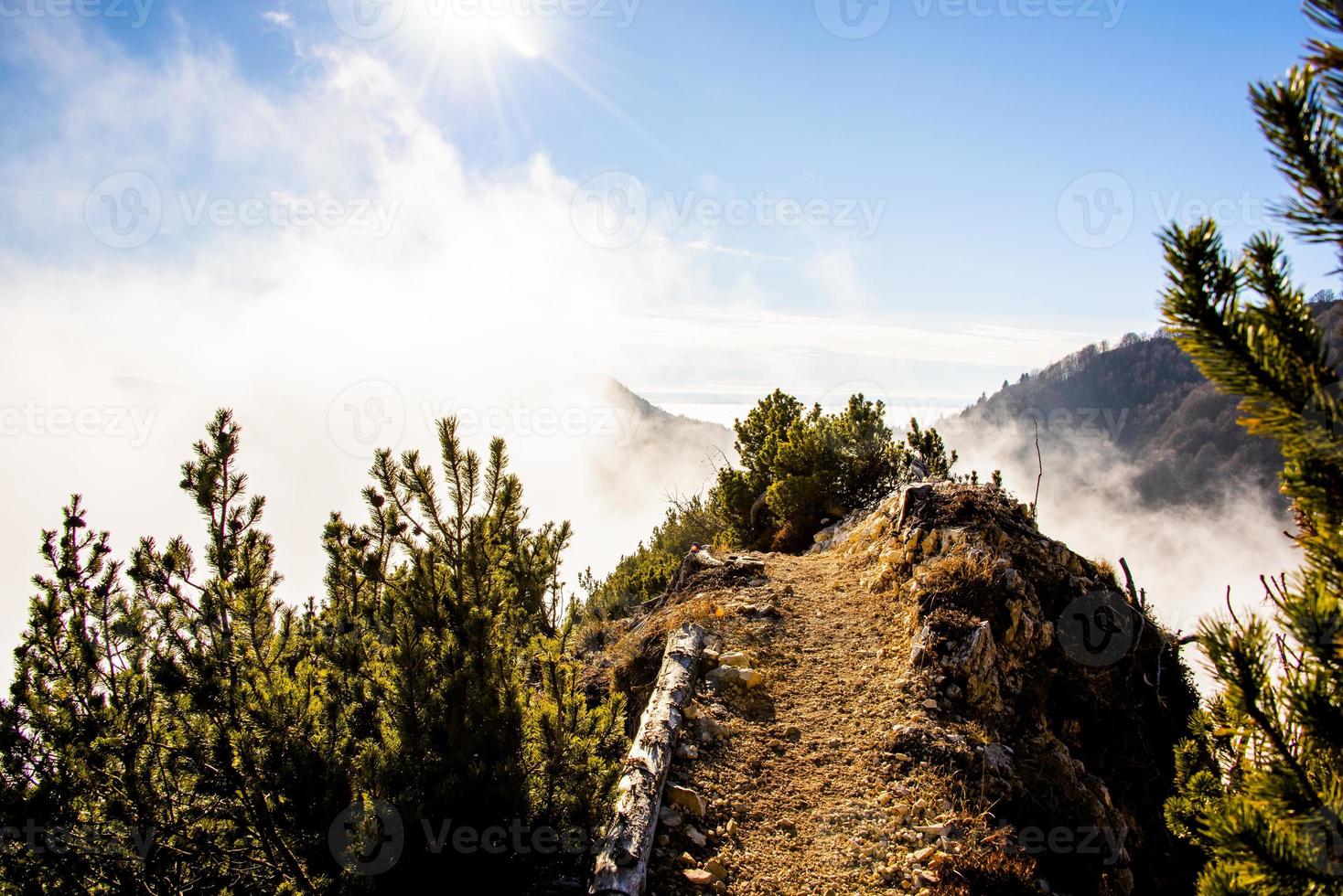 sendero alpino en las nubes foto