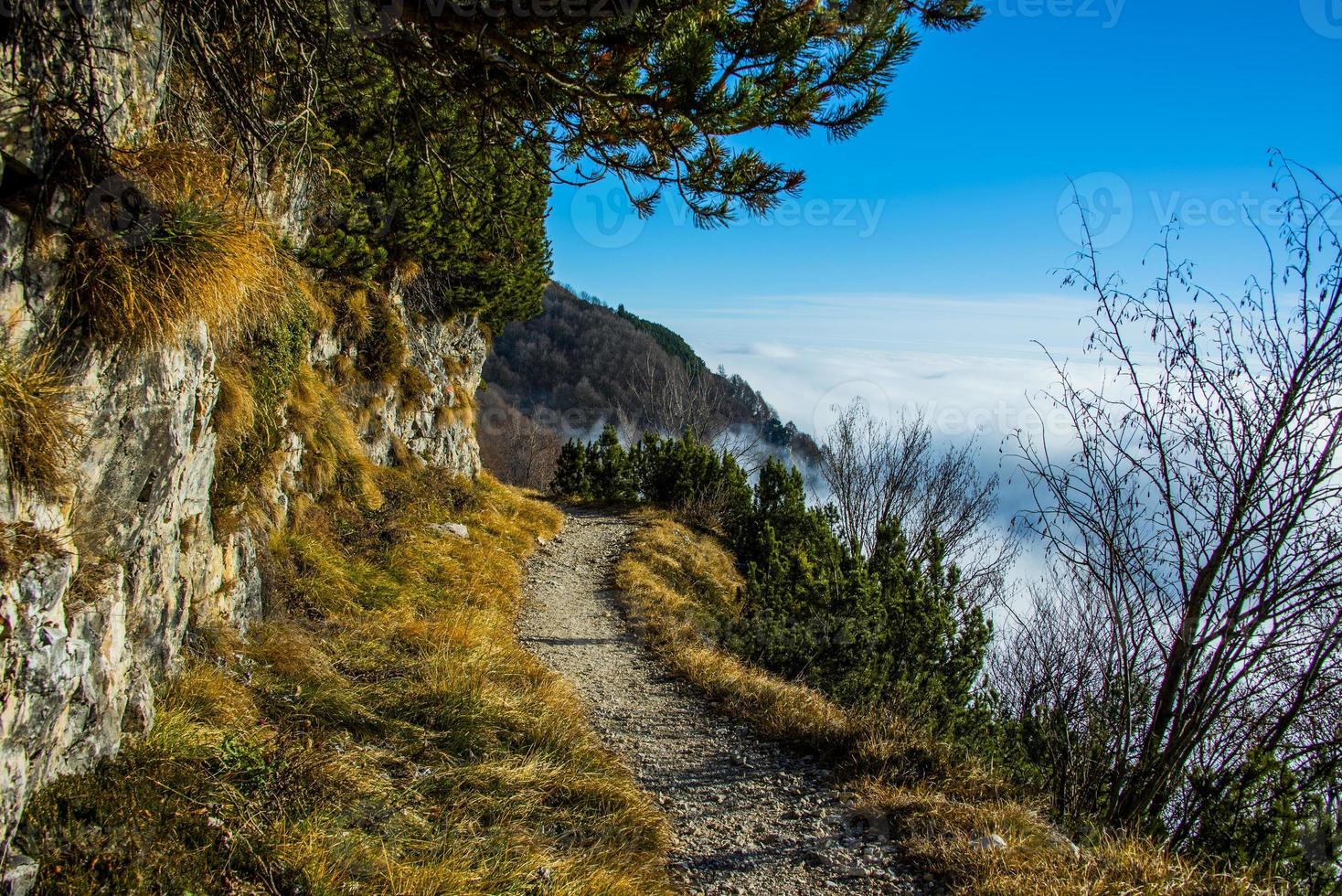 sendero alpino en las nubes dos foto