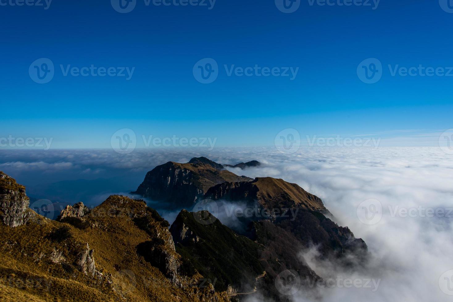 nubes y montañas cuatro foto