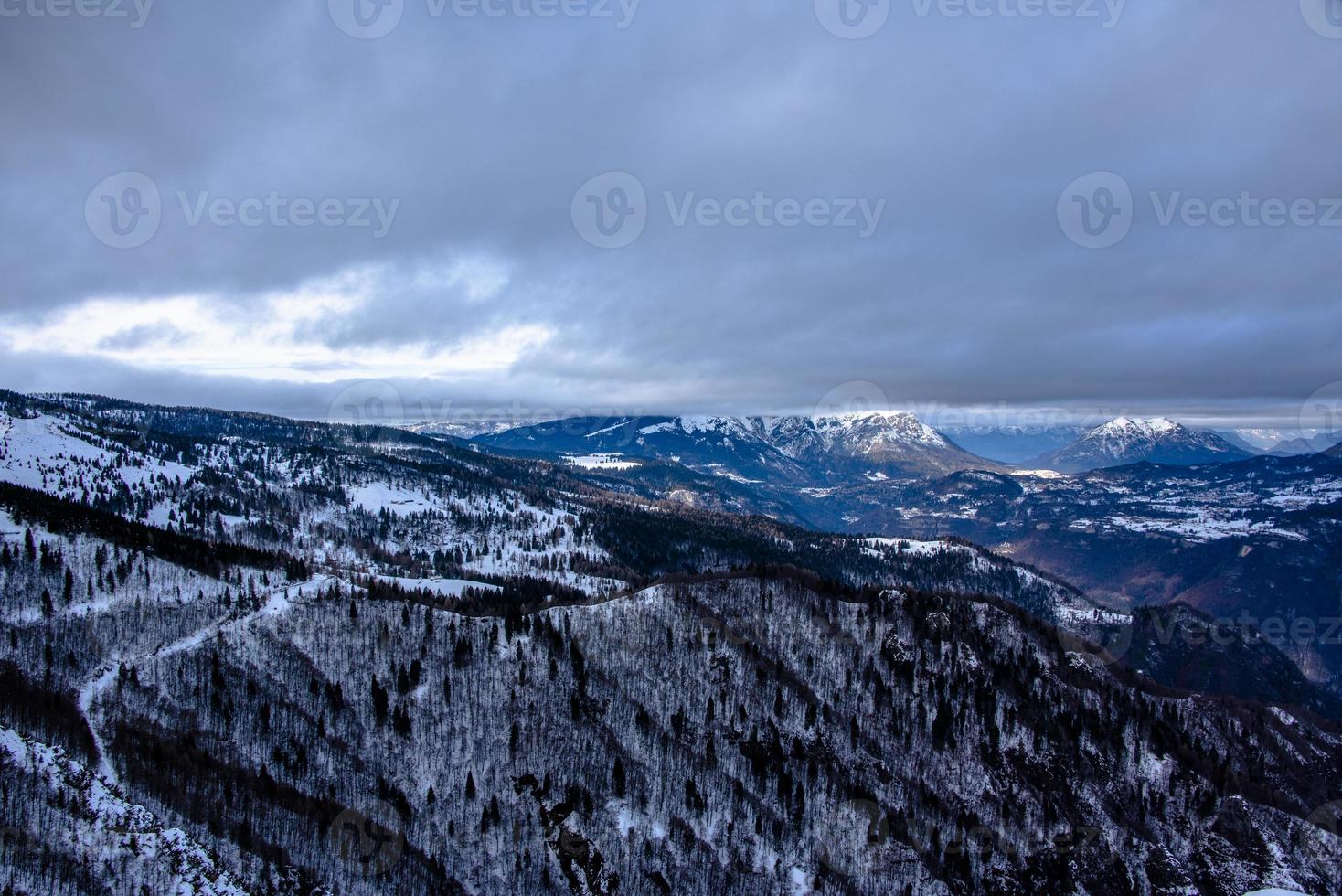 paisajes nevados de otoño uno foto