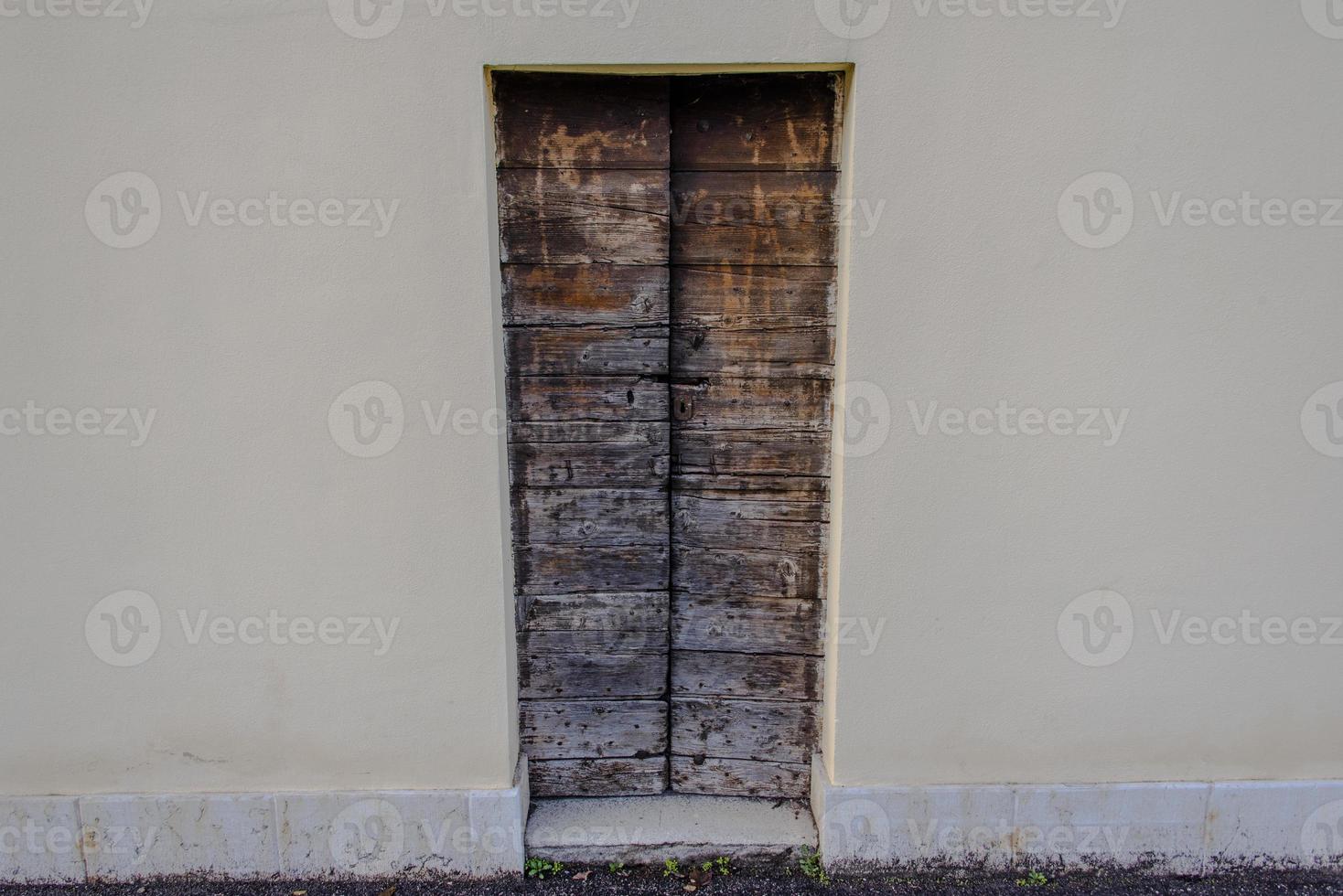 puerta de madera muy estrecha foto