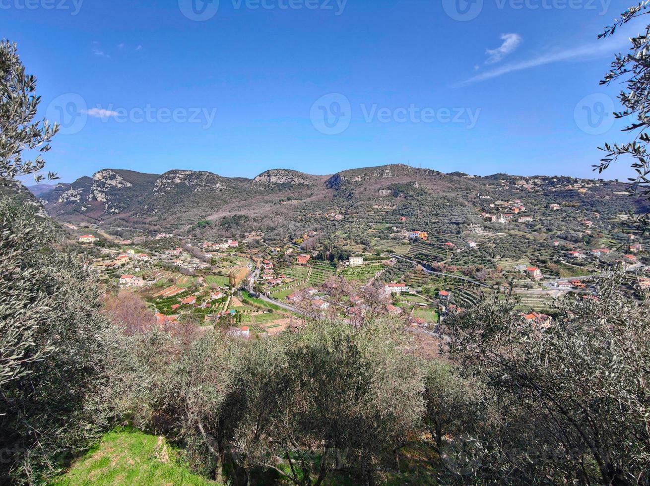 finale ligure, paisaje costero con campos y montañas foto