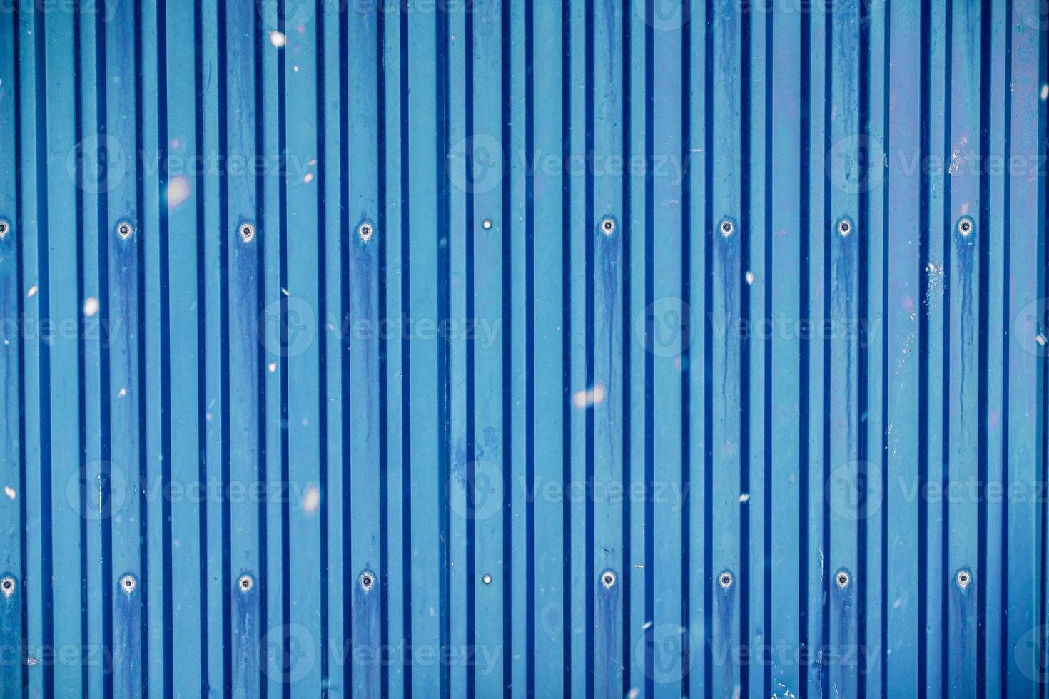 Almacén de contenedores de superficie azul forrado con nevando foto