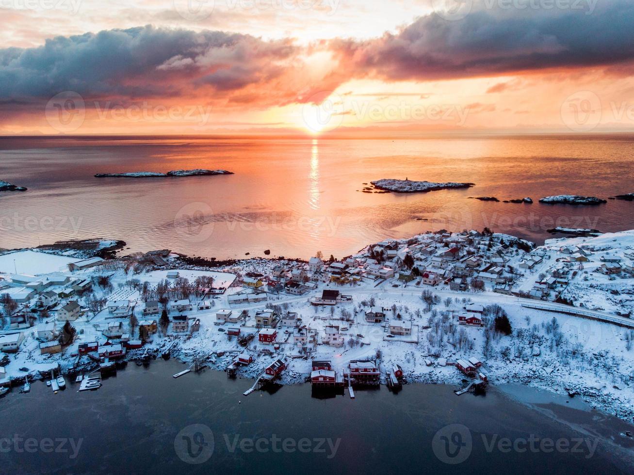 Vista aérea del pueblo de pescadores en la orilla del mar en invierno al amanecer por la mañana foto