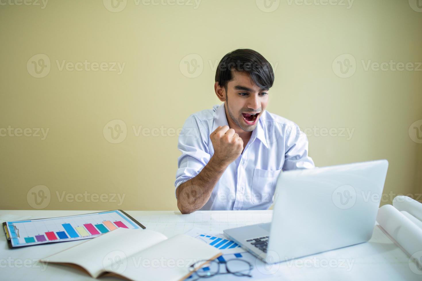 hombre de negocios trabajando con laptop y documentos foto