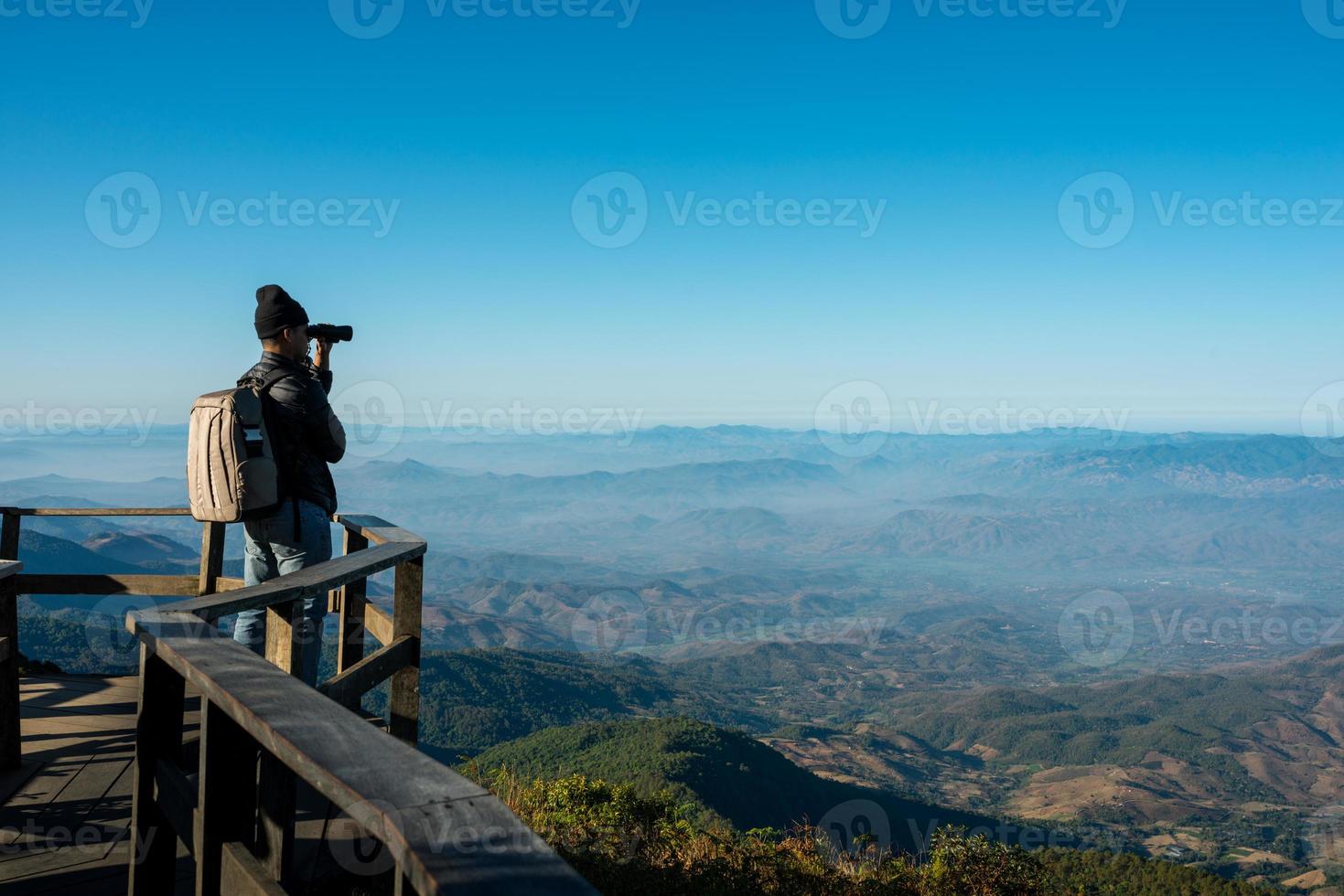 Fotógrafo profesional toma fotografías de paisajes con la cámara. foto