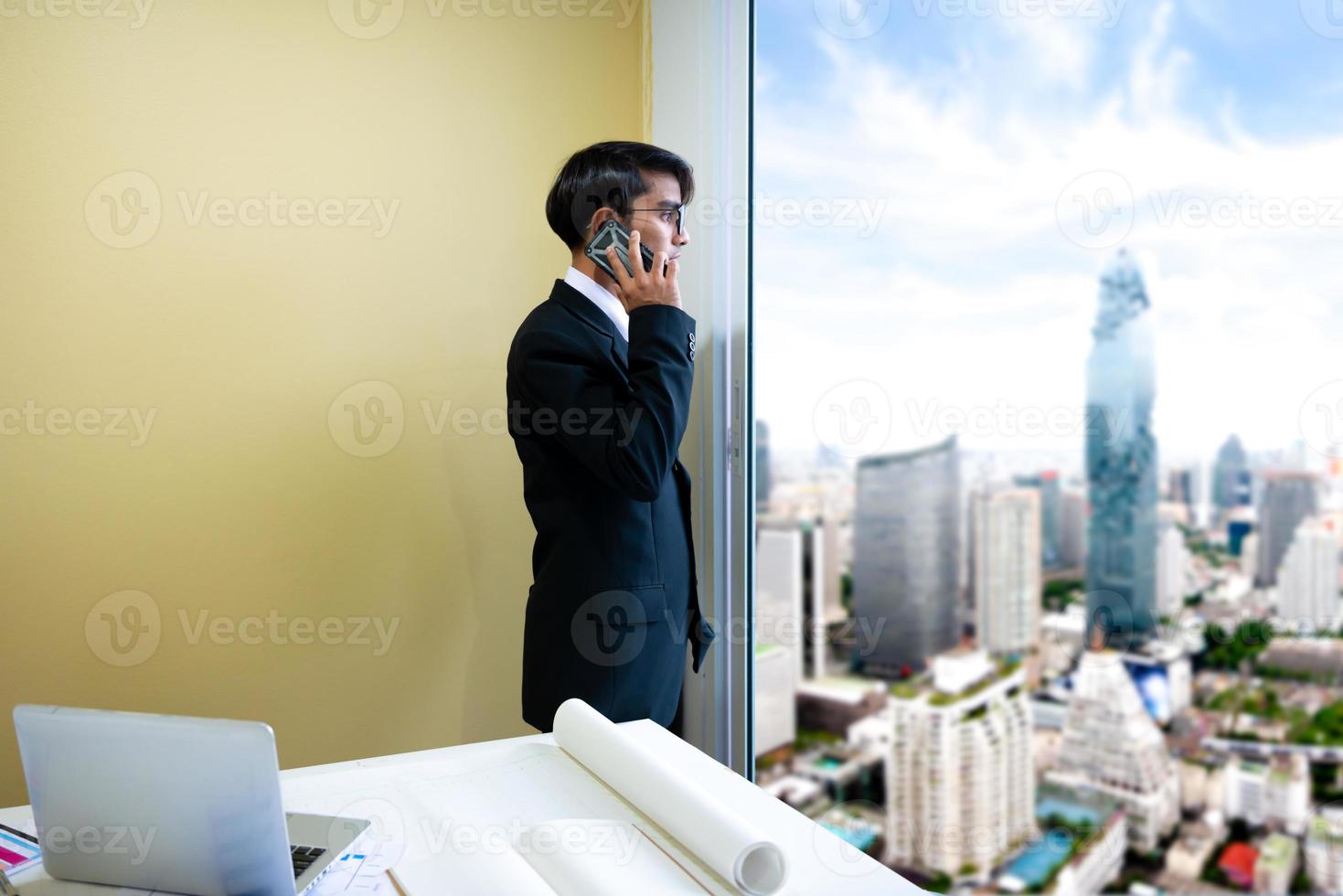 hombre de negocios está llamando a los clientes foto