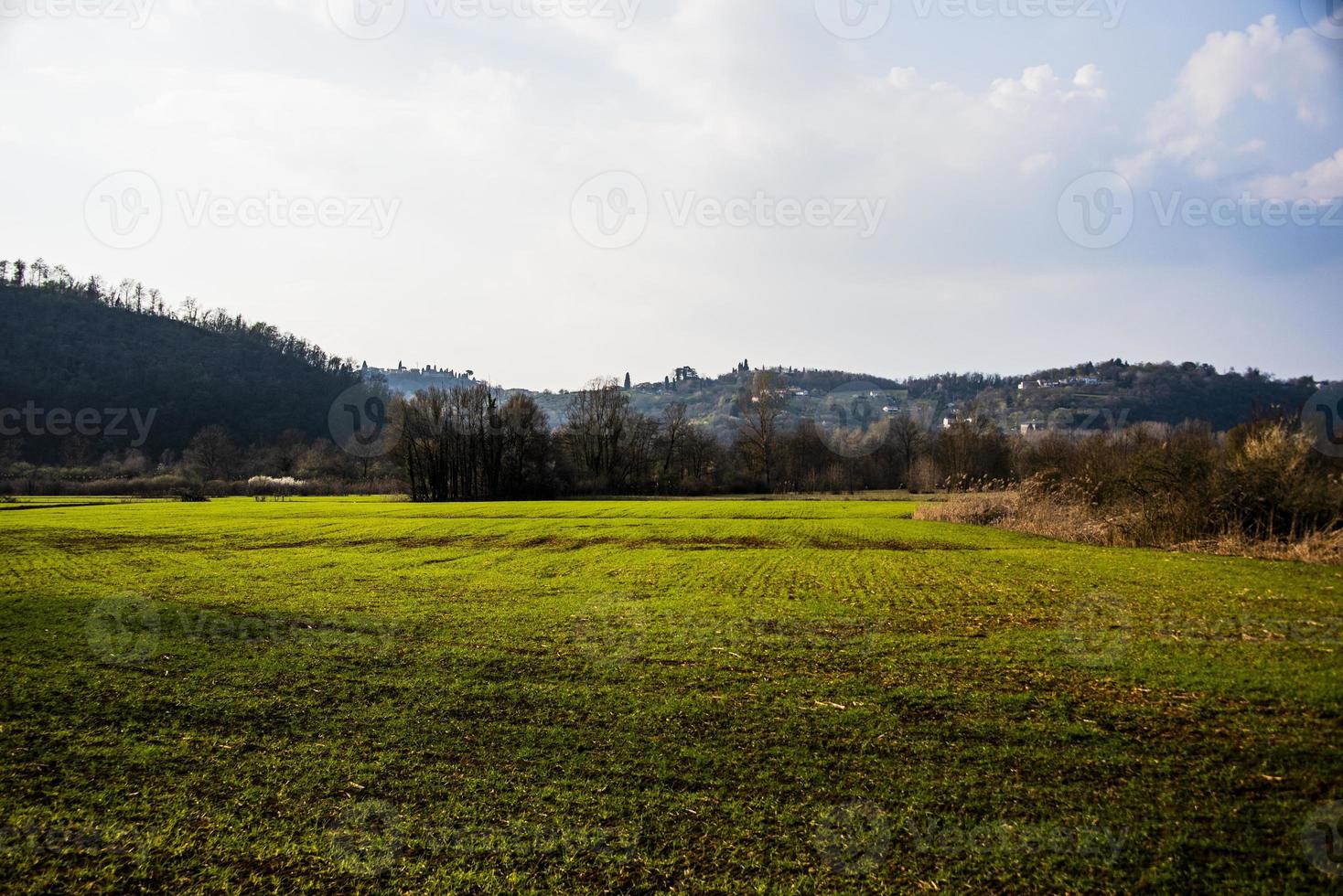 20210327 campos cultivados entre las colinas foto