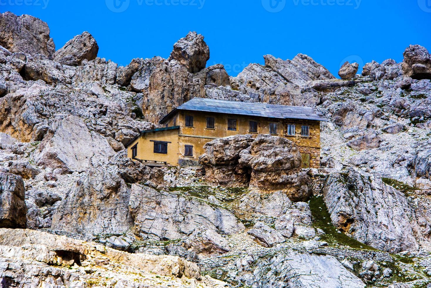 refugio abandonado en los dolomitas foto