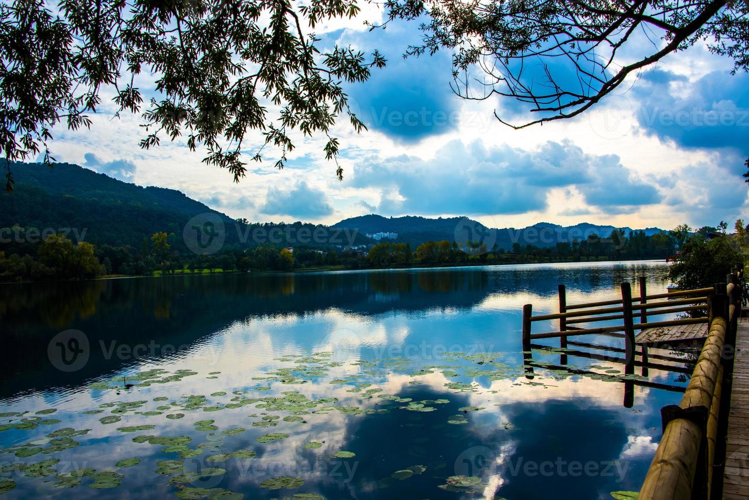 embarcadero en el lago foto