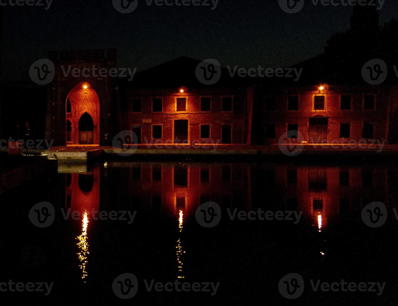 Muelles en el arsenal de Venecia por la noche foto