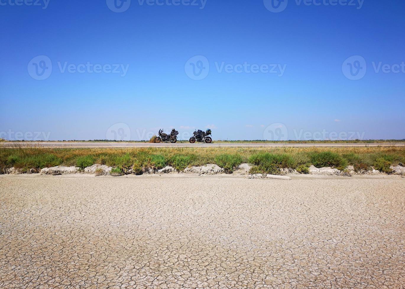 camino del desierto con dos motocicletas estacionadas foto