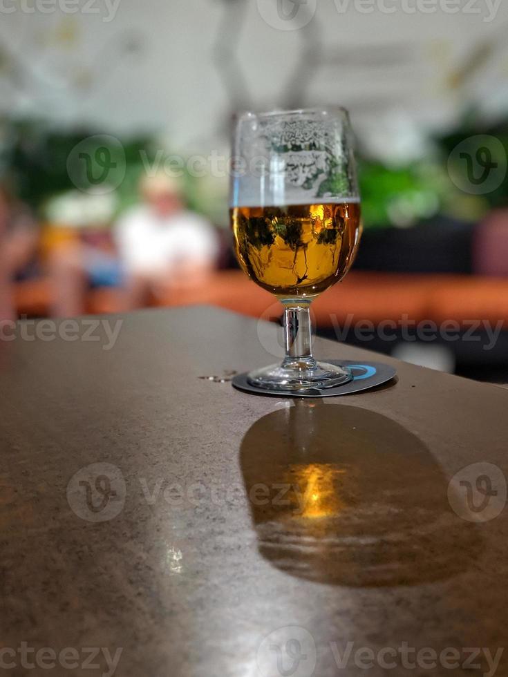 vaso de cerveza en la mesa foto