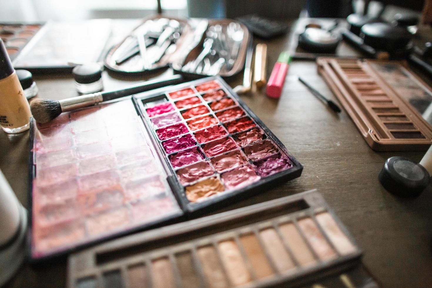 paletas de maquillaje y barras de labios foto