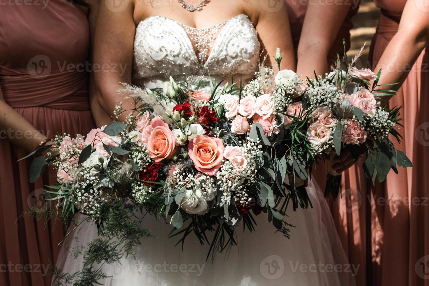 flores de la boda novia y damas de honor foto