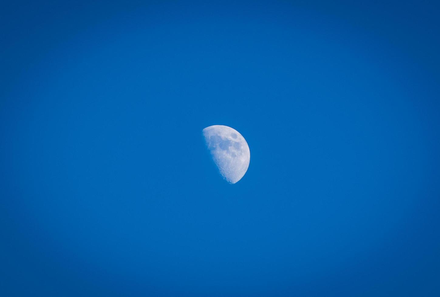 luna en cielo azul foto