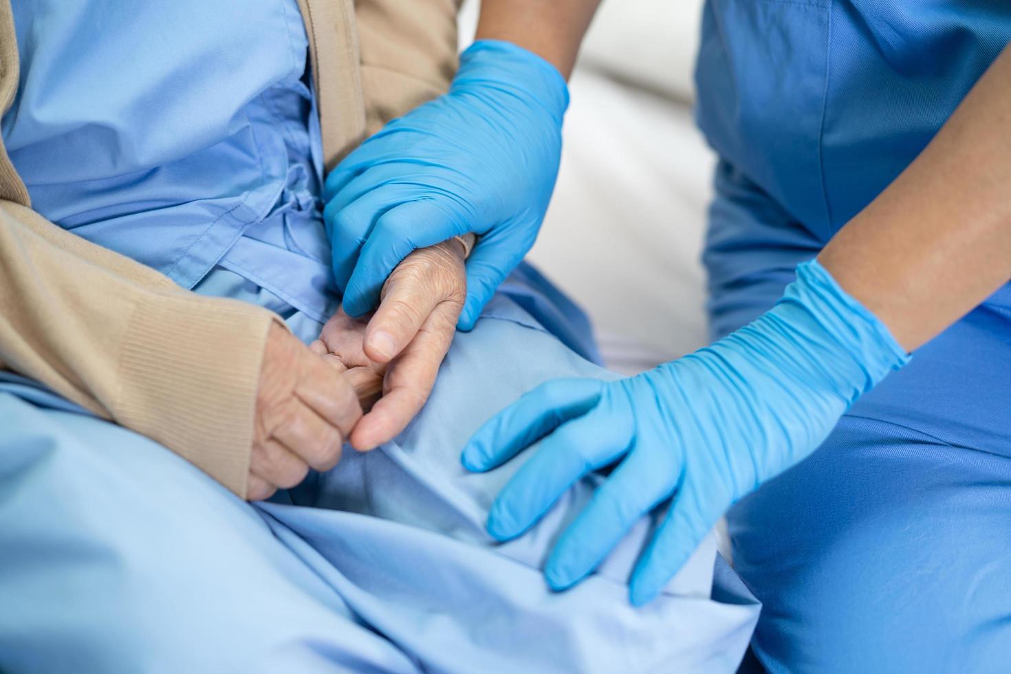 médico revise y toque con guante anciana asiática o anciana anciana paciente en el hospital para proteger la infección covid 19 coronavirus foto