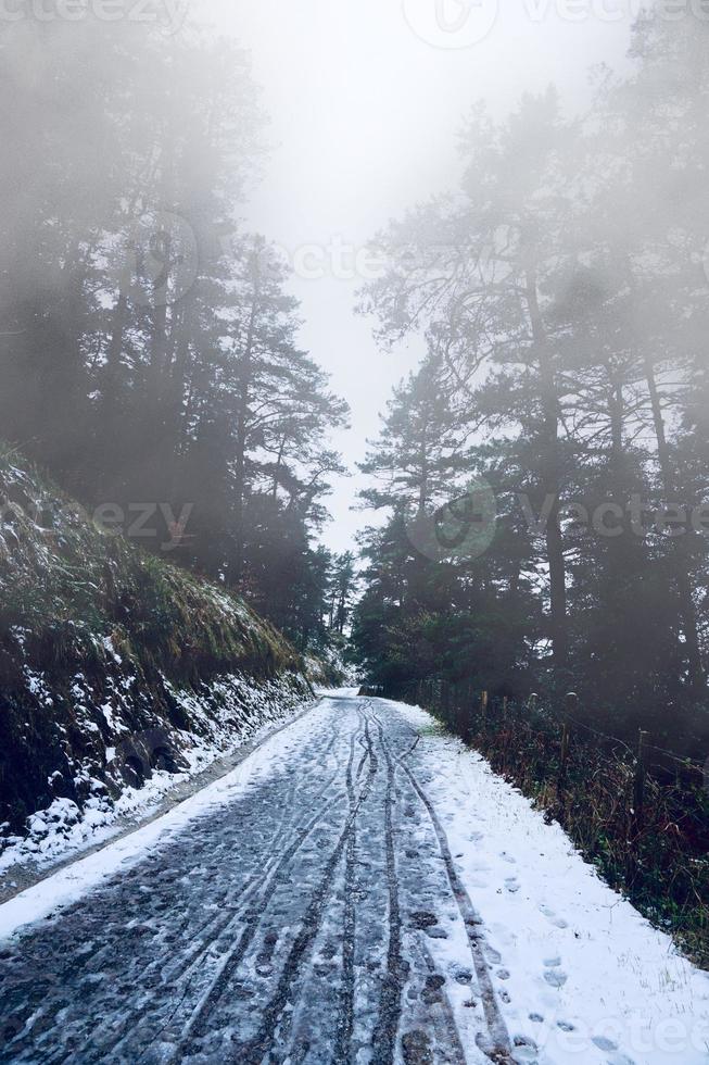 nieve en la montaña en temporada de invierno foto