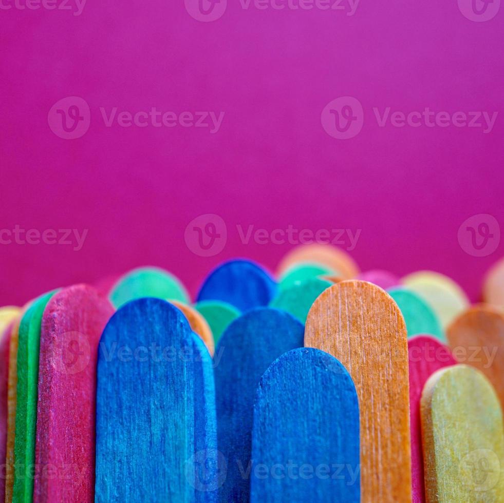 Palillos de madera multicolor con textura de fondo foto