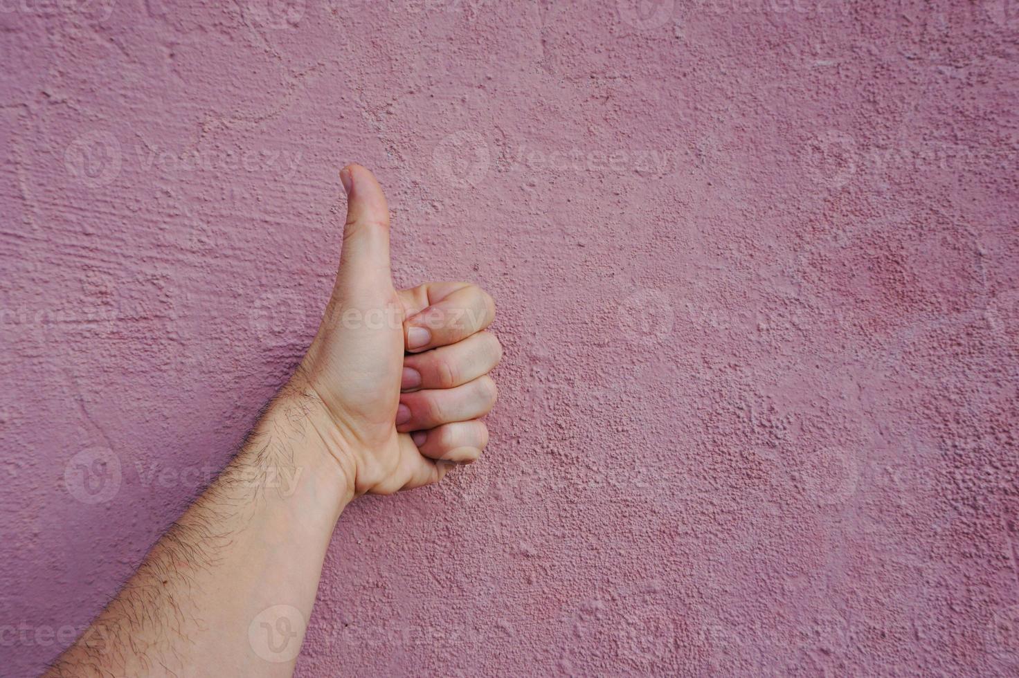 mano gesticulando ok en la pared foto