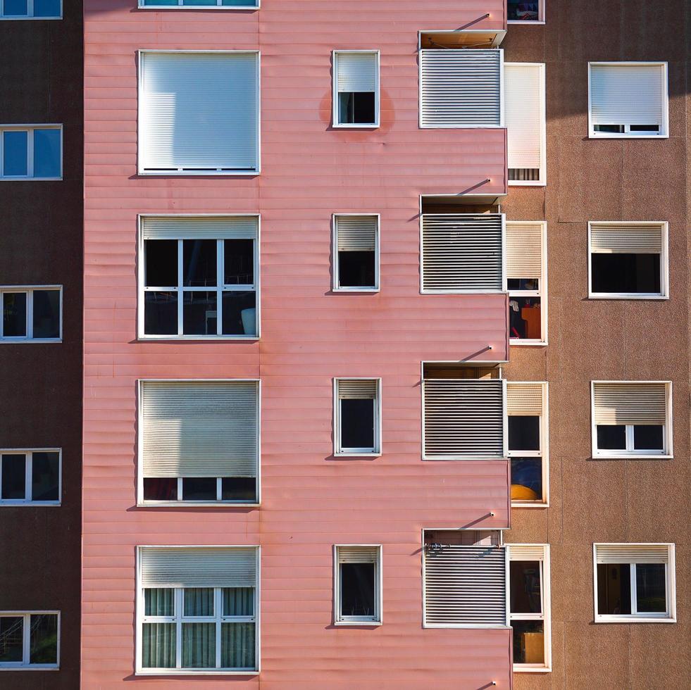 ventana en la fachada rosa de la casa foto