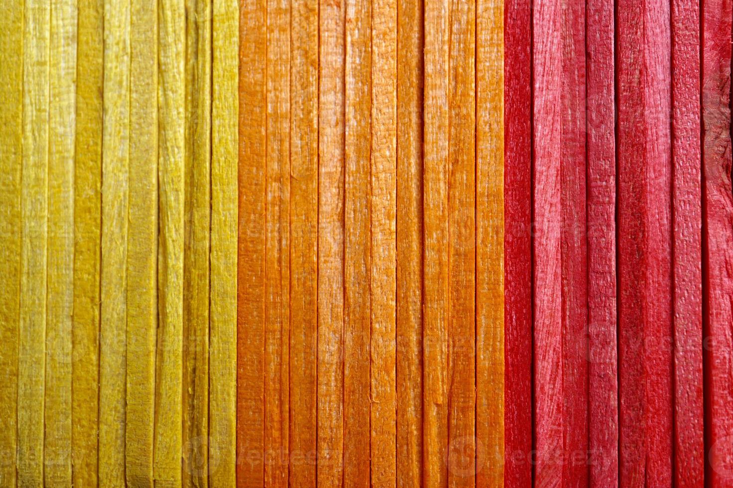 Palillos de madera de colores con textura de fondo foto