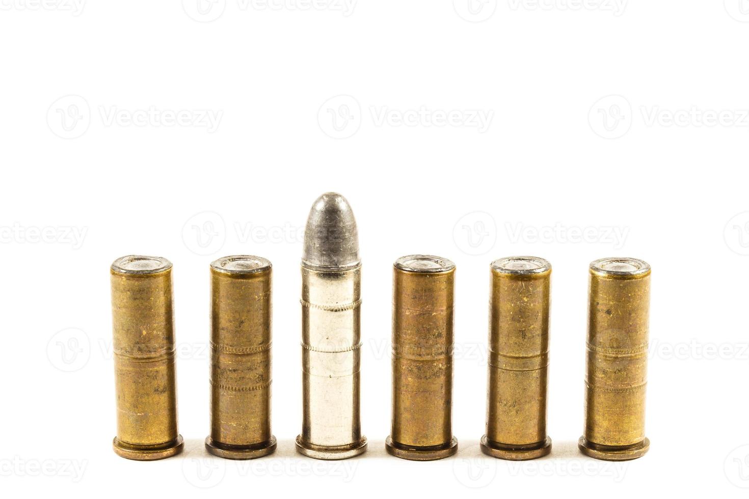 Grupo de balas de revólver s sobre fondo blanco aislado y área en blanco en la parte superior foto