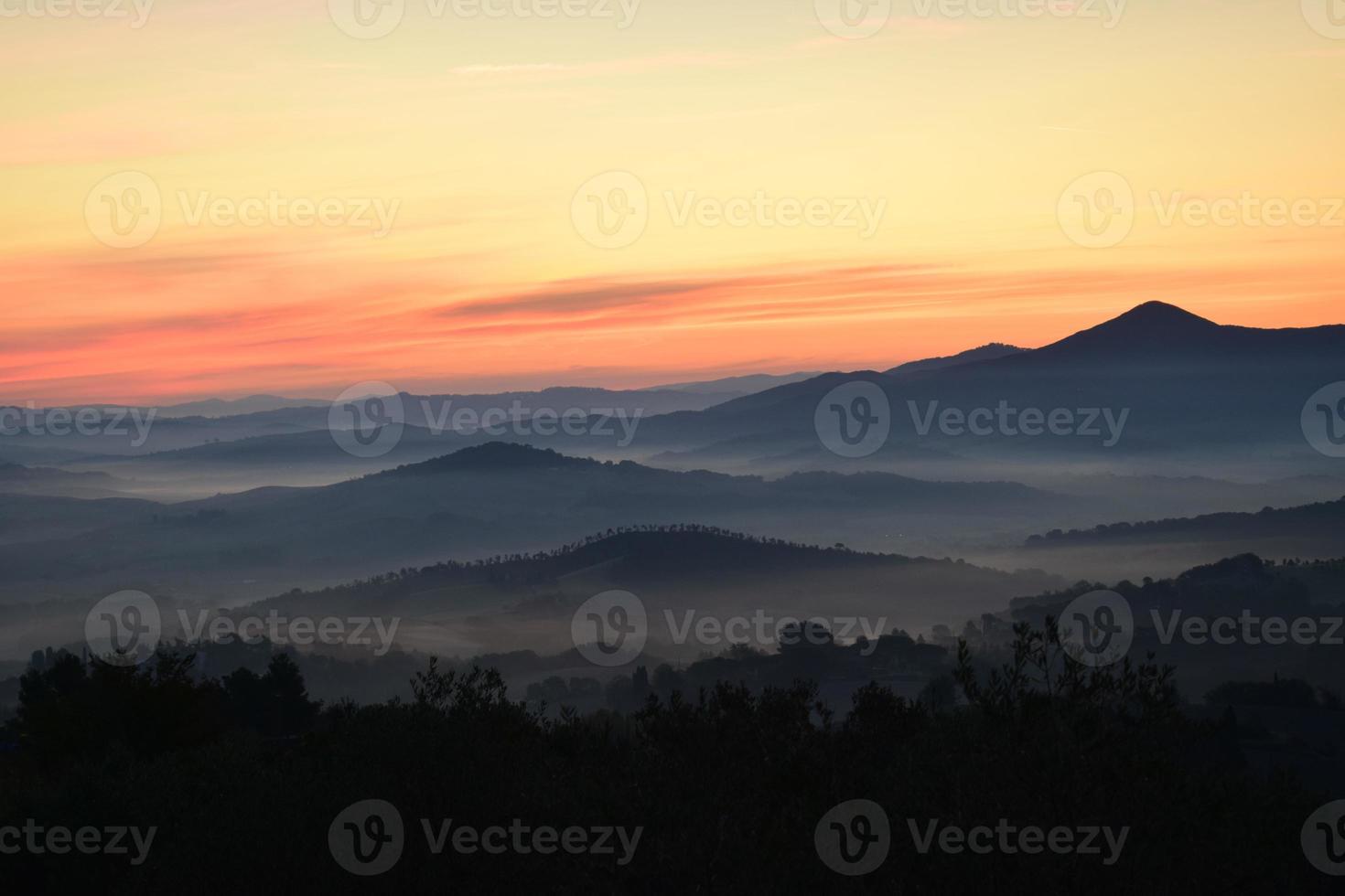 un paisaje de niebla toscana foto