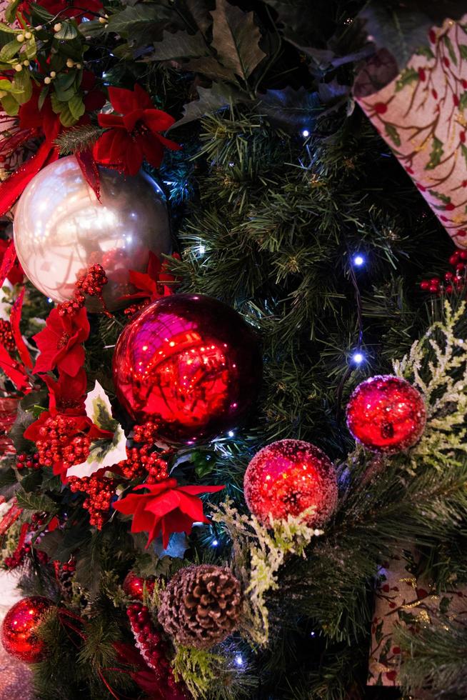 bonitas decoraciones en el árbol de navidad foto