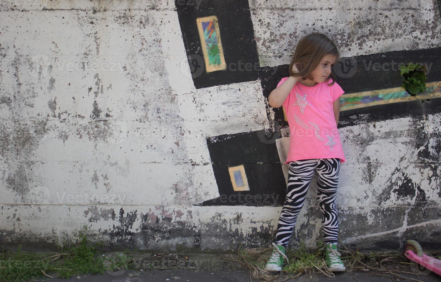 niña delante de la pared de graffiti foto