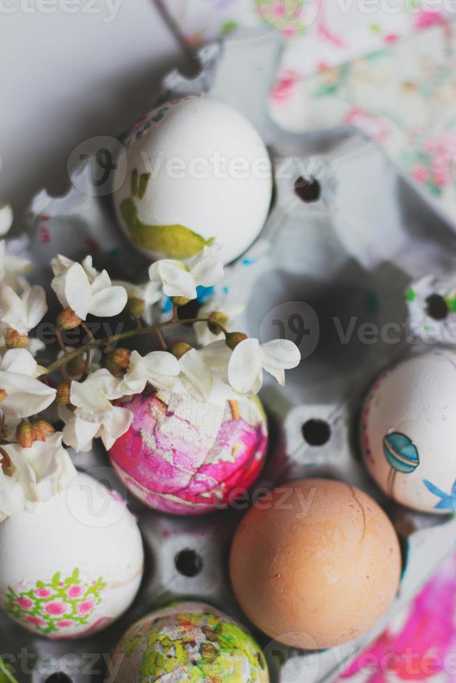 coloridos huevos de pascua en caja de cartón decorados con técnica de decoupage foto