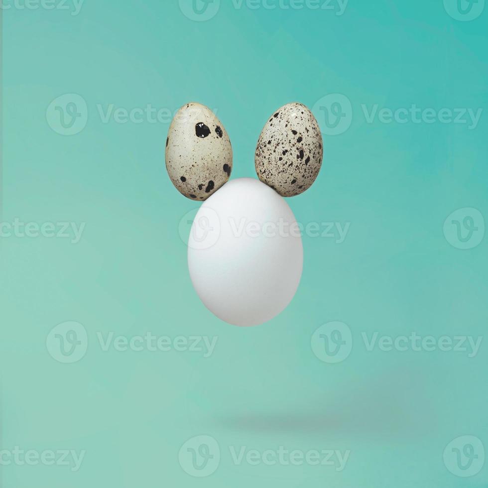 huevo blanco con huevos de codorniz como orejas mínimo concepto creativo de pascua foto