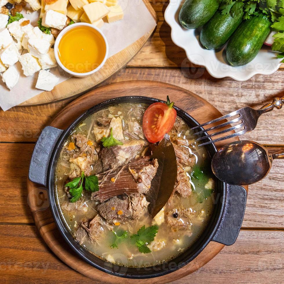 sabrosa comida de carne, sopa en la placa negra foto