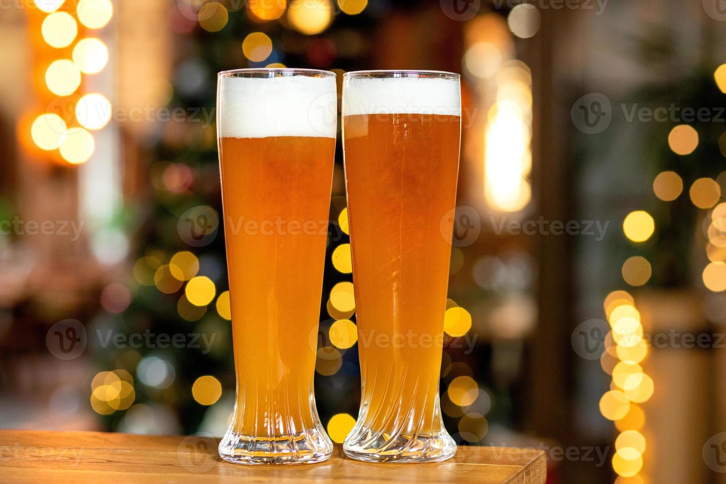 Dos jarras de cerveza con fondo bokeh foto
