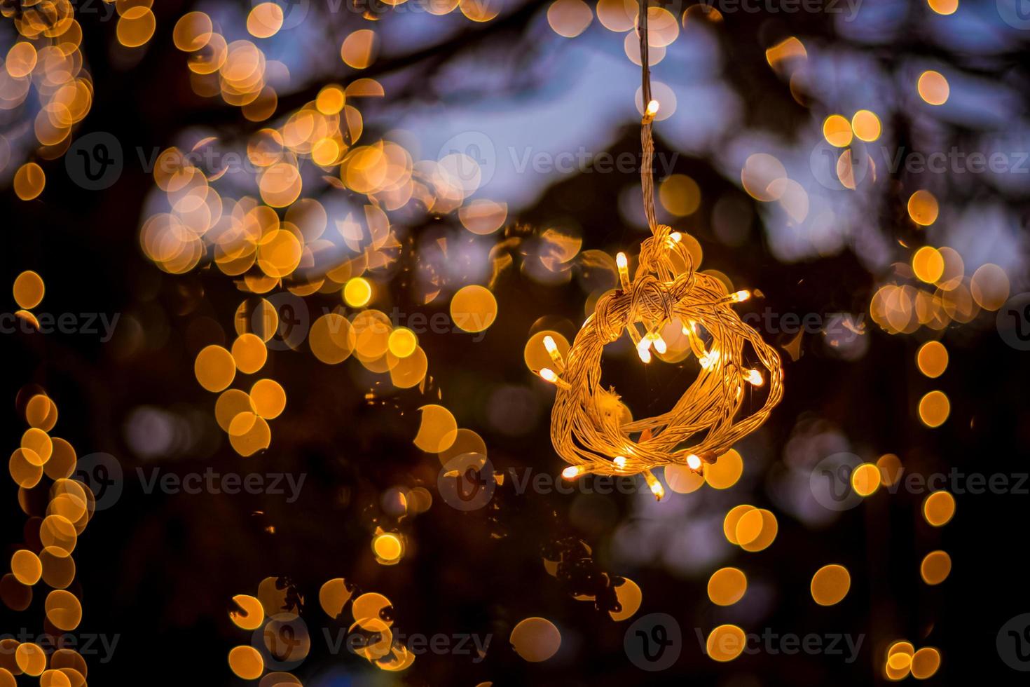 Bokeh árbol luz decoración casa acogedora y la fabulosa fiesta y noche de Navidad los árboles al aire libre han sido decorados con luces amarillas. foto