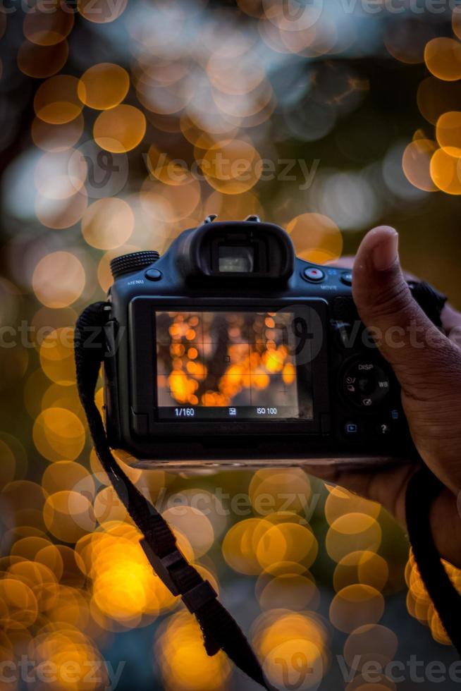 cámara réflex digital sobre fondo bokeh cámara réflex digital negra con luces bokeh foto y cámara luces de la ciudad bokeh